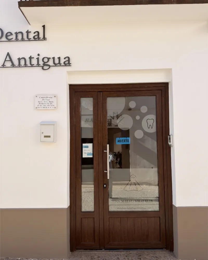 Entrada de la Clínica Dental Virgen de la Antigua en Villanueva de los Infantes
