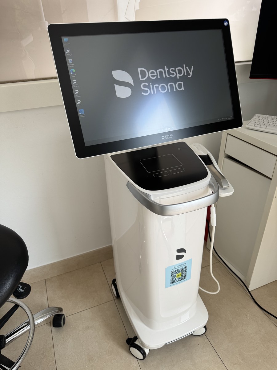 Escáner intraoral 3D Dentsply Sirona en la Clínica Dental Virgen de la Antigua