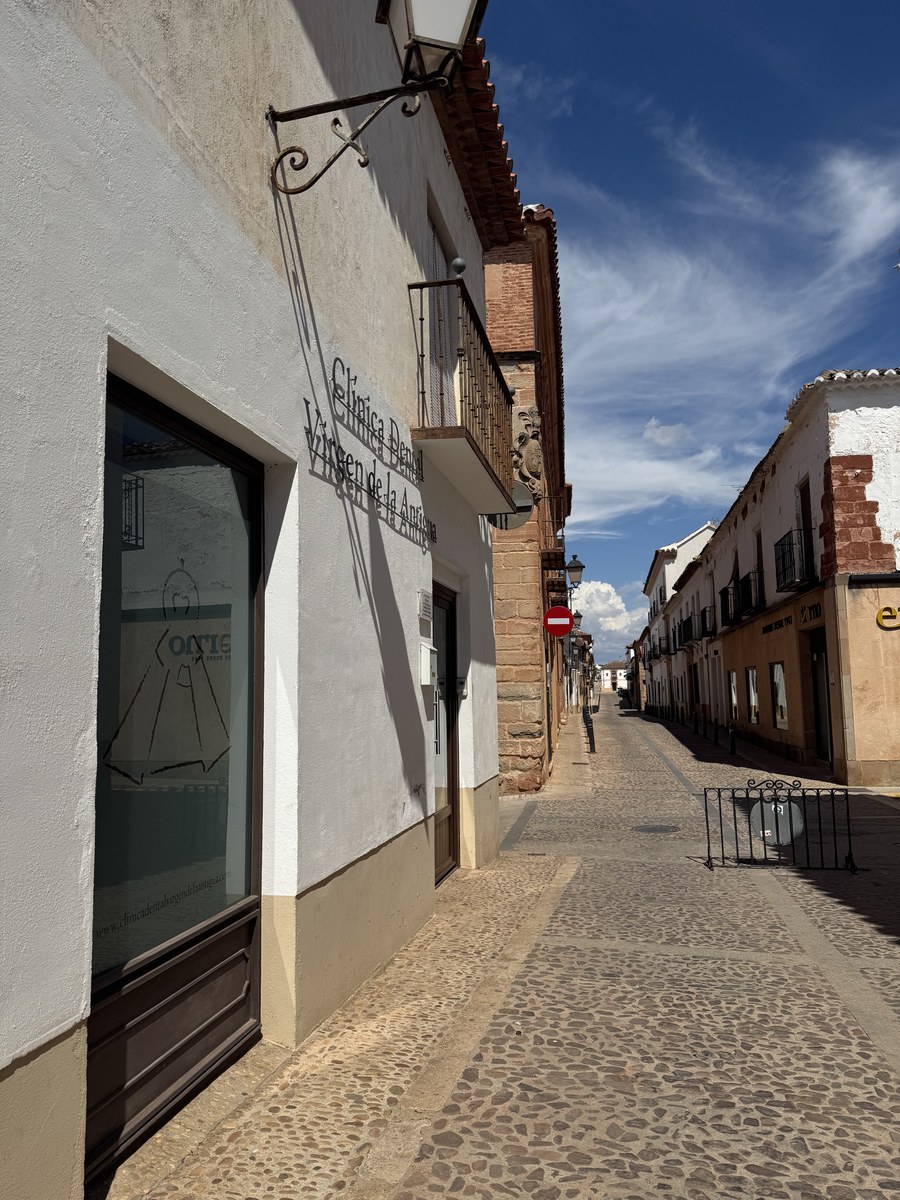 Fachada de la Clínica Dental Virgen de la Antigua en Villanueva de los Infantes